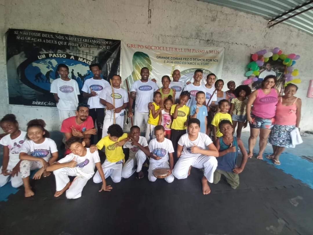 Un proyecto de capoeira enseña defensa personal a los niños