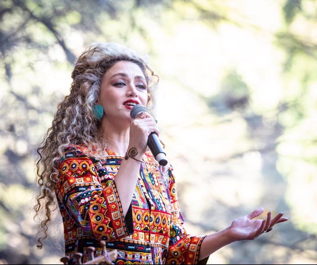 Dia Mundial do Refugiado: conheça a cantora Mah Mooni